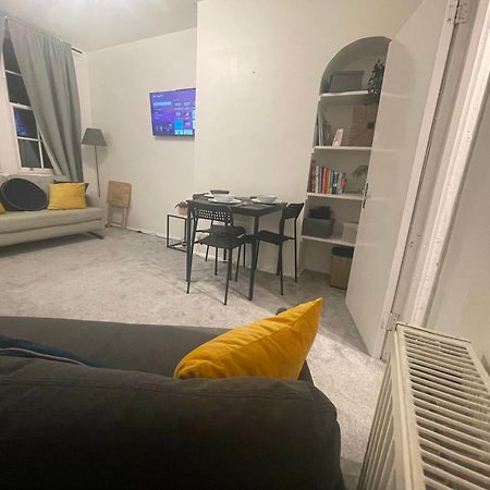 Tooting Lodge London - Cosy 2 Bedroom House With Garden, 5 Mins Walk To Tube Station Bagian luar foto