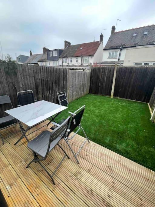Tooting Lodge London - Cosy 2 Bedroom House With Garden, 5 Mins Walk To Tube Station Bagian luar foto