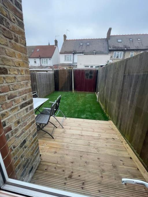 Tooting Lodge London - Cosy 2 Bedroom House With Garden, 5 Mins Walk To Tube Station Bagian luar foto