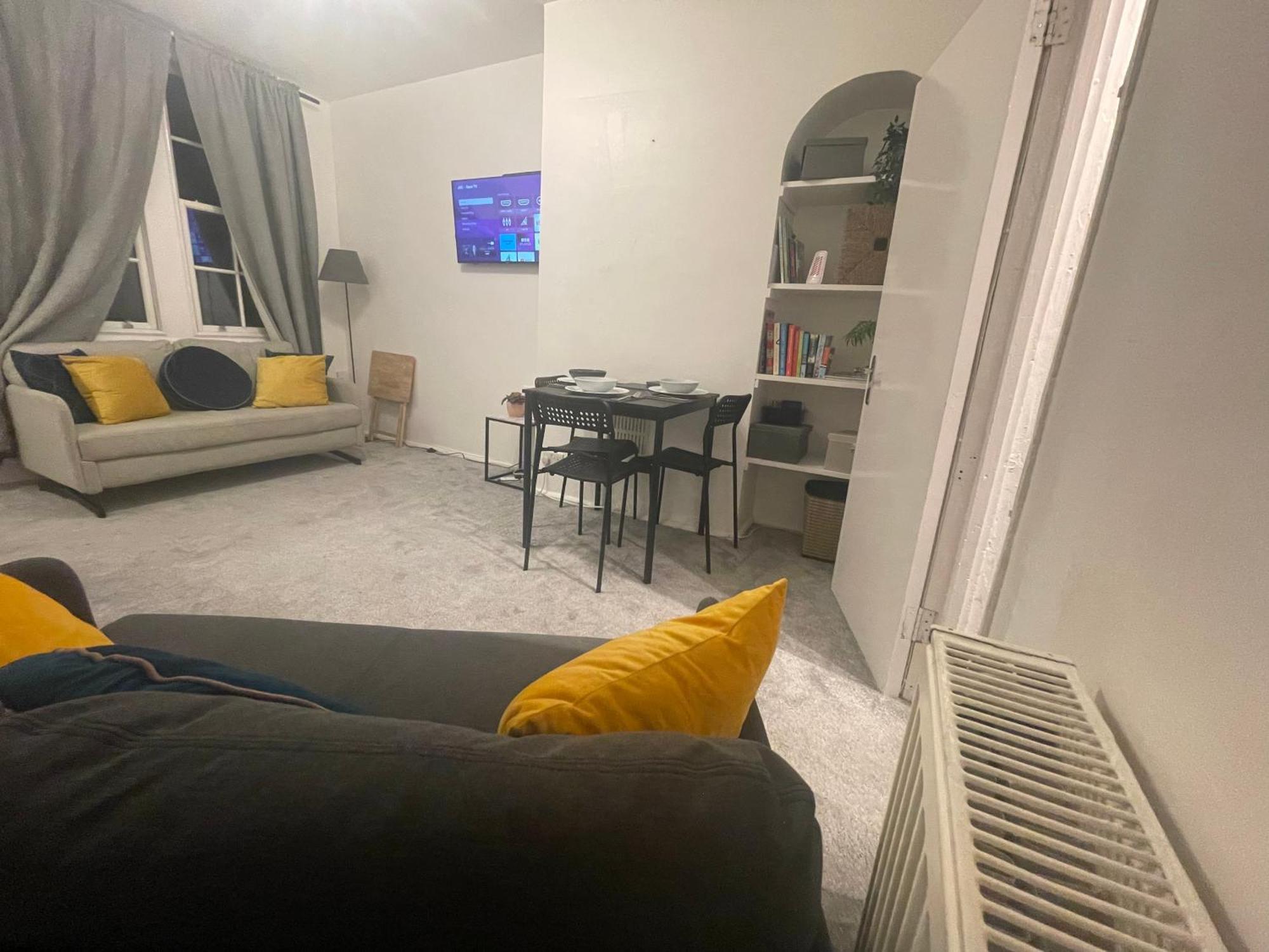 Tooting Lodge London - Cosy 2 Bedroom House With Garden, 5 Mins Walk To Tube Station Bagian luar foto